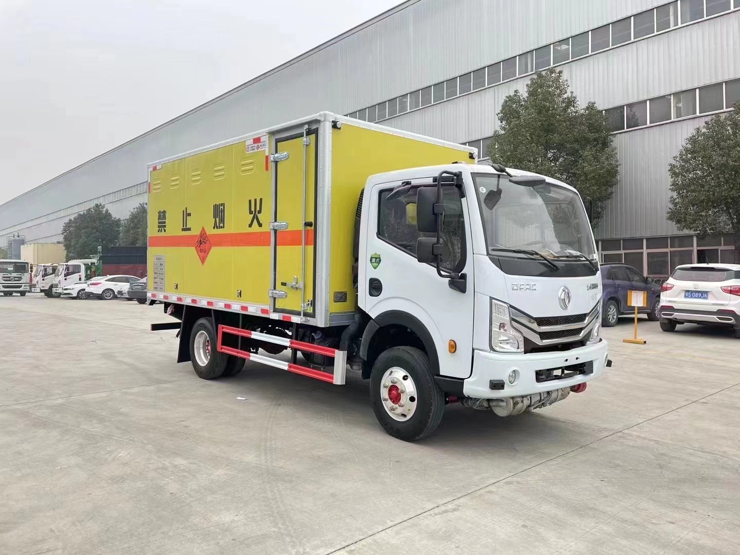 東風(fēng)多利卡3.8噸炸藥車