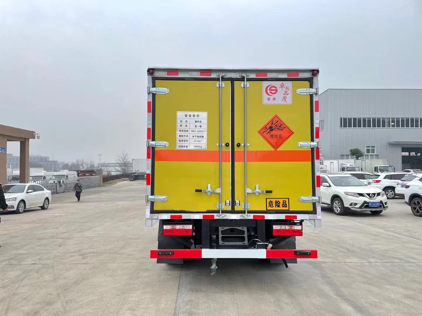 東風(fēng)多利卡3.8噸炸藥車