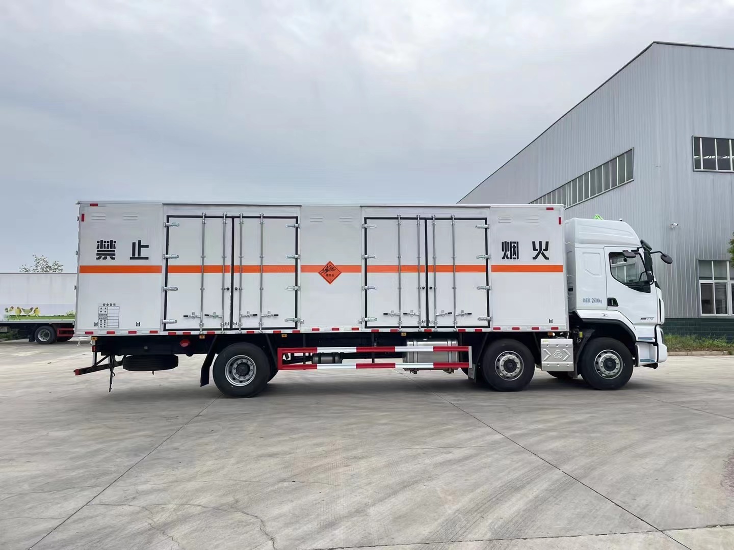 柳汽乘龍9.6米煙花炮竹運輸車