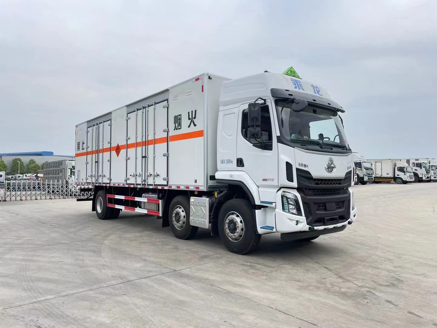 柳汽乘龍9.6米煙花炮竹運輸車