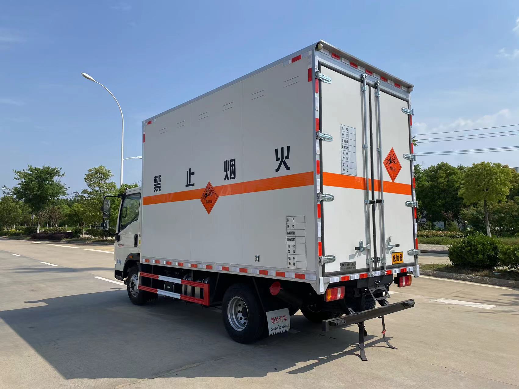 重汽豪沃藍牌21方煙花爆竹運輸車