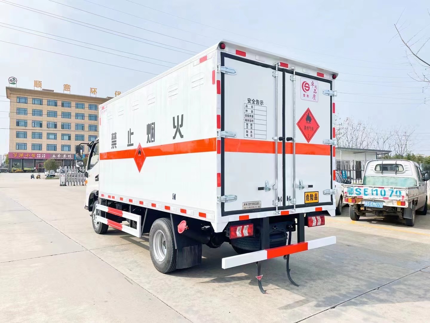 江淮駿鈴V5藍牌4.1米氣體廂式車