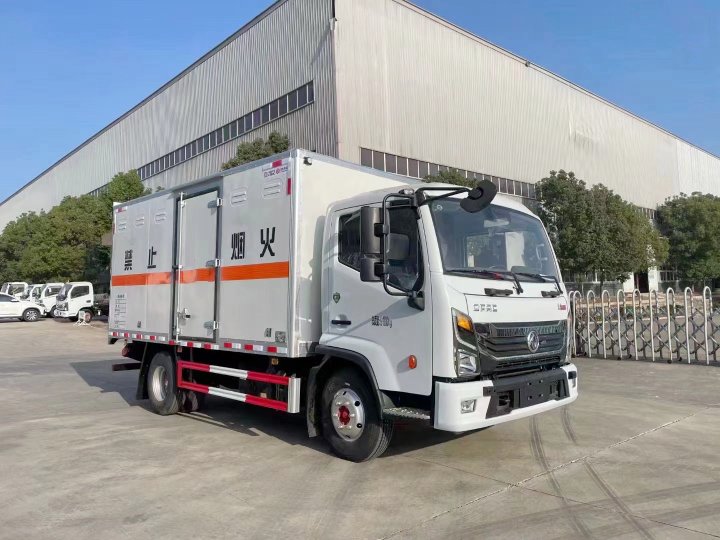 東風凱普特4.3米危險品廂式運輸車