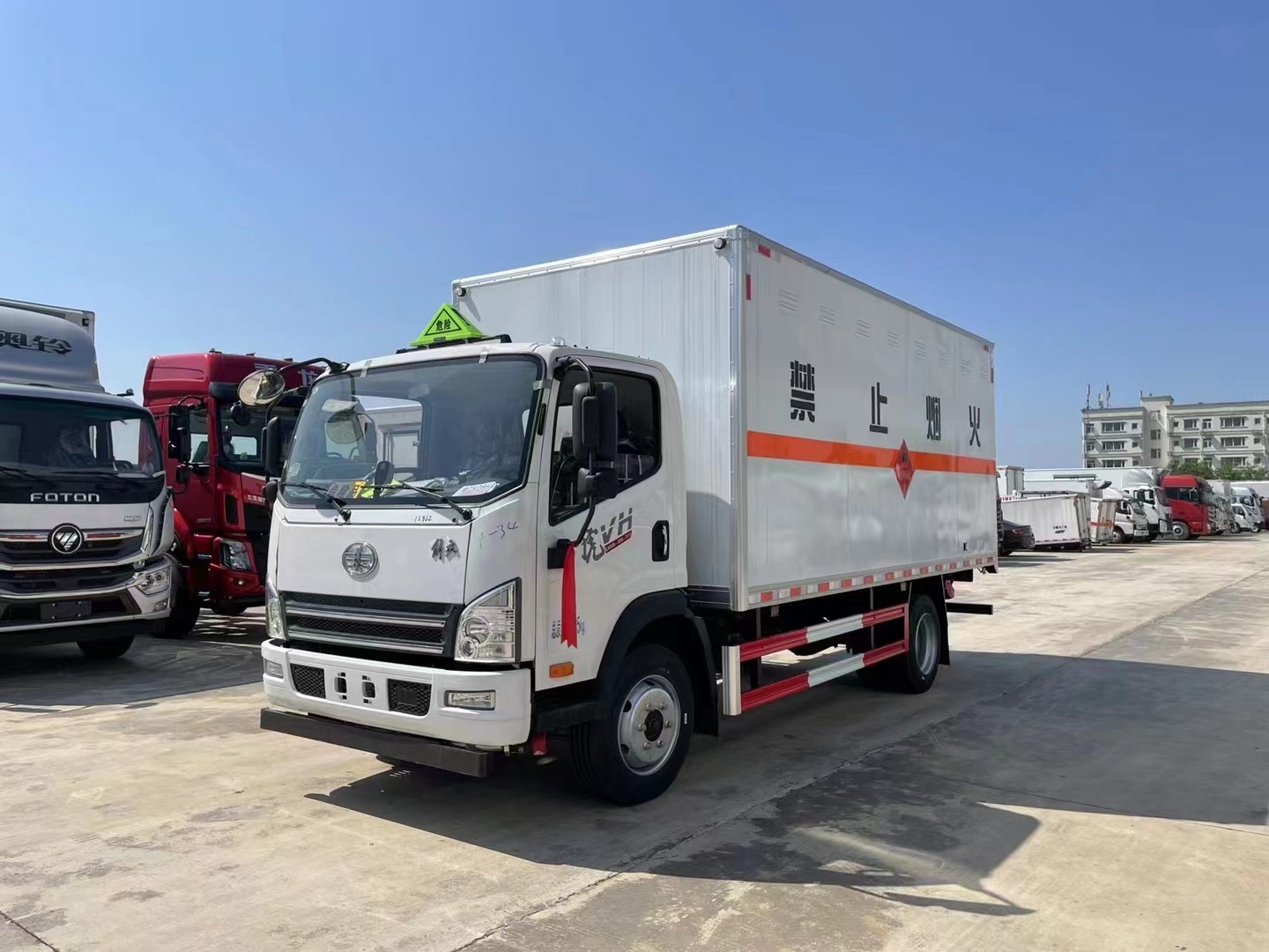 解放5.2米易燃氣體廂式運輸車/液化氣運輸車