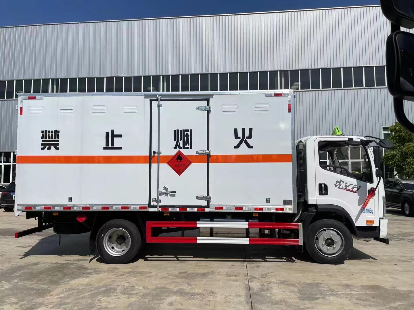 解放5.2米易燃氣體廂式運輸車/液化氣運輸車