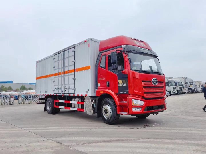 解放J6L黃牌7.6米氣體廂式車