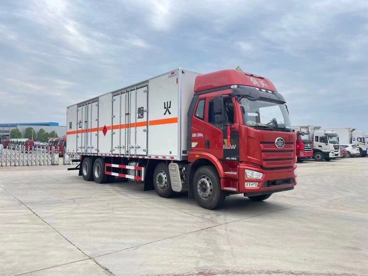 解放9.6米氣體廂式運輸車