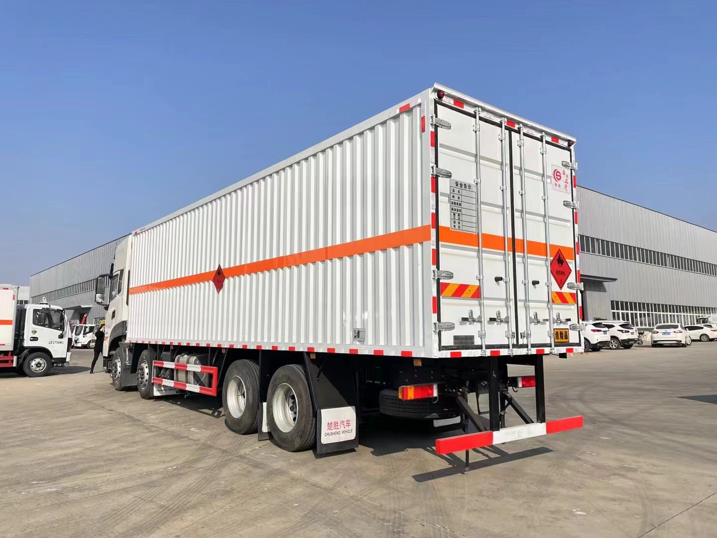 東風(fēng)天龍9.4米氣體廂式運(yùn)輸車