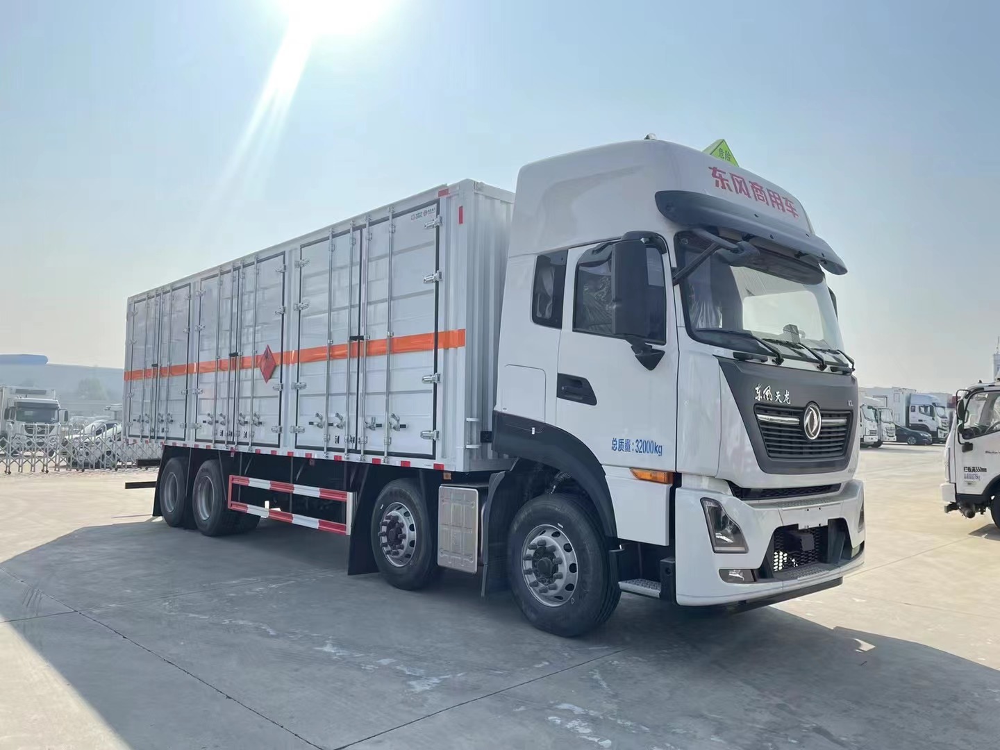 東風(fēng)天龍9.4米氣體廂式運(yùn)輸車