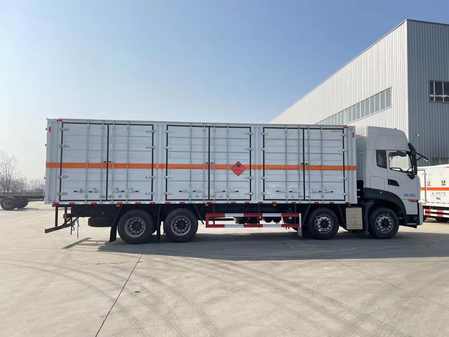 東風(fēng)天龍9.4米氣體廂式運(yùn)輸車