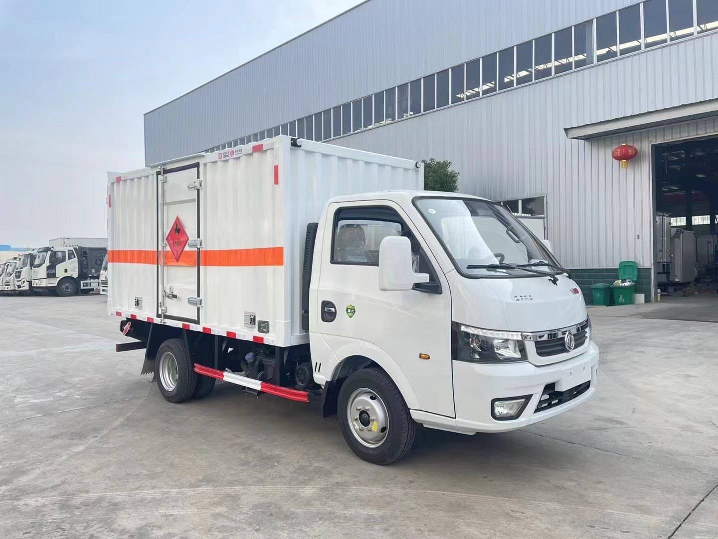 東風途逸1.9噸藍牌易燃液體廂式運輸車