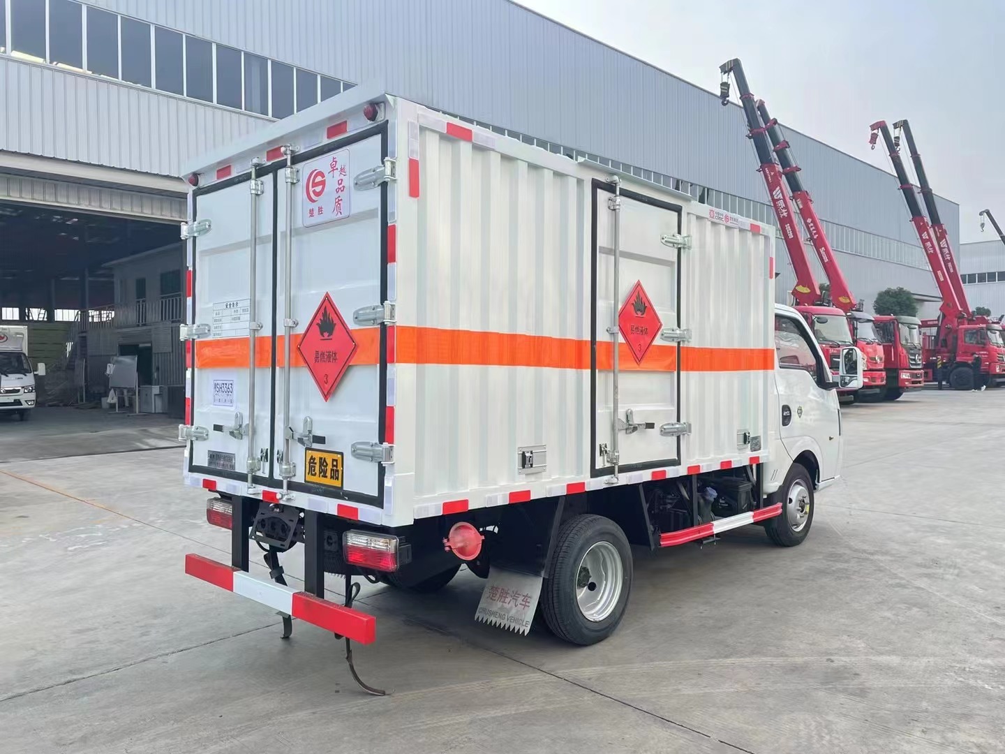 東風途逸1.9噸藍牌易燃液體廂式運輸車