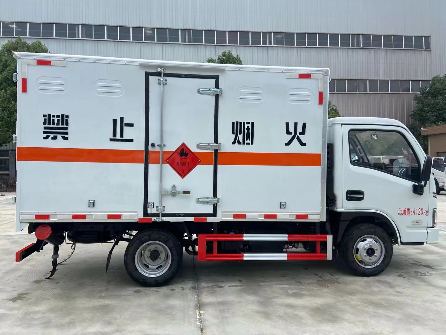 躍進柴油版3.4米甲醇運輸車