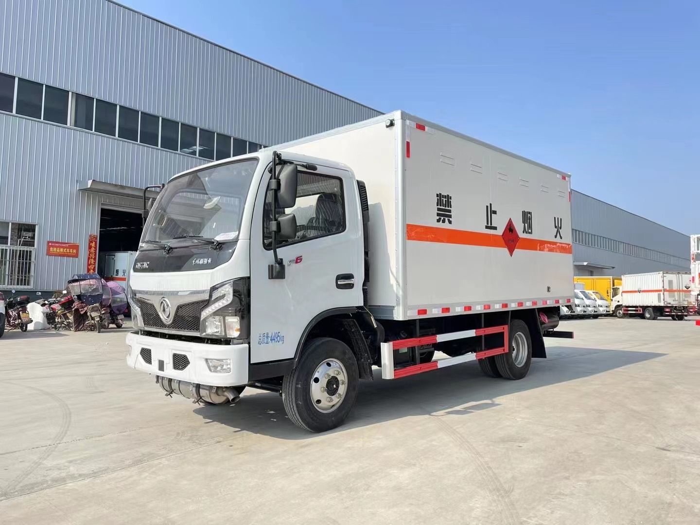 東風多利卡藍牌液體廂式運輸車