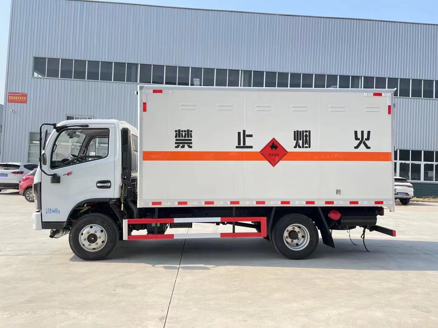 東風多利卡藍牌液體廂式運輸車