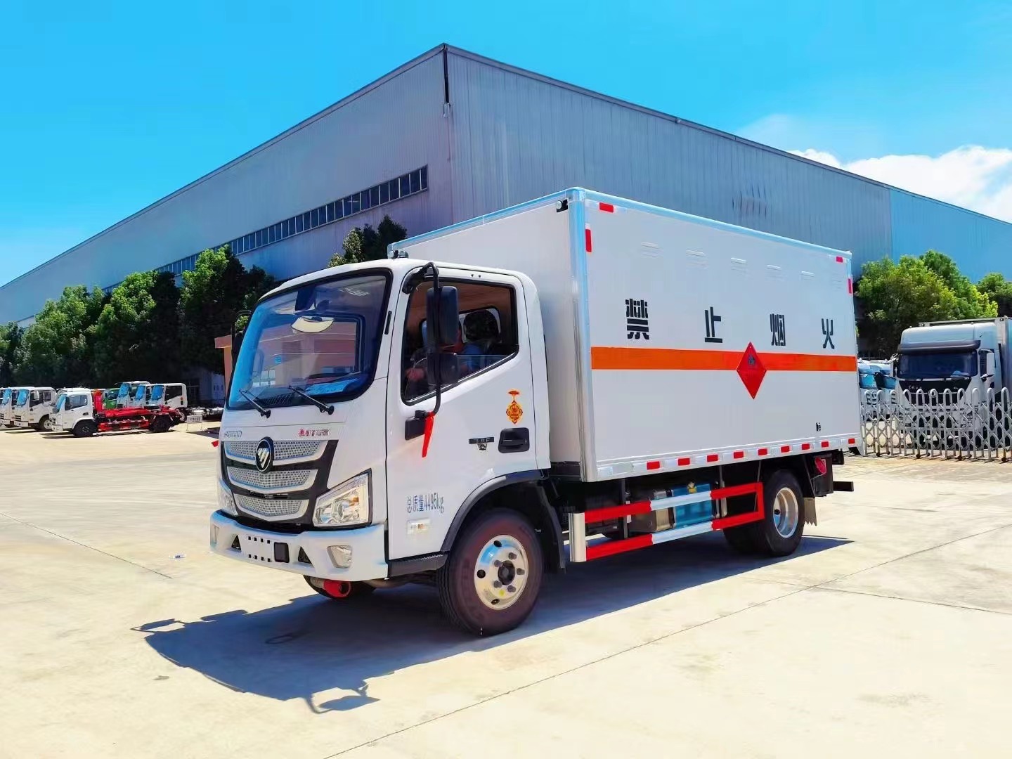 福田歐馬可4.1米易燃液體廂式運輸車