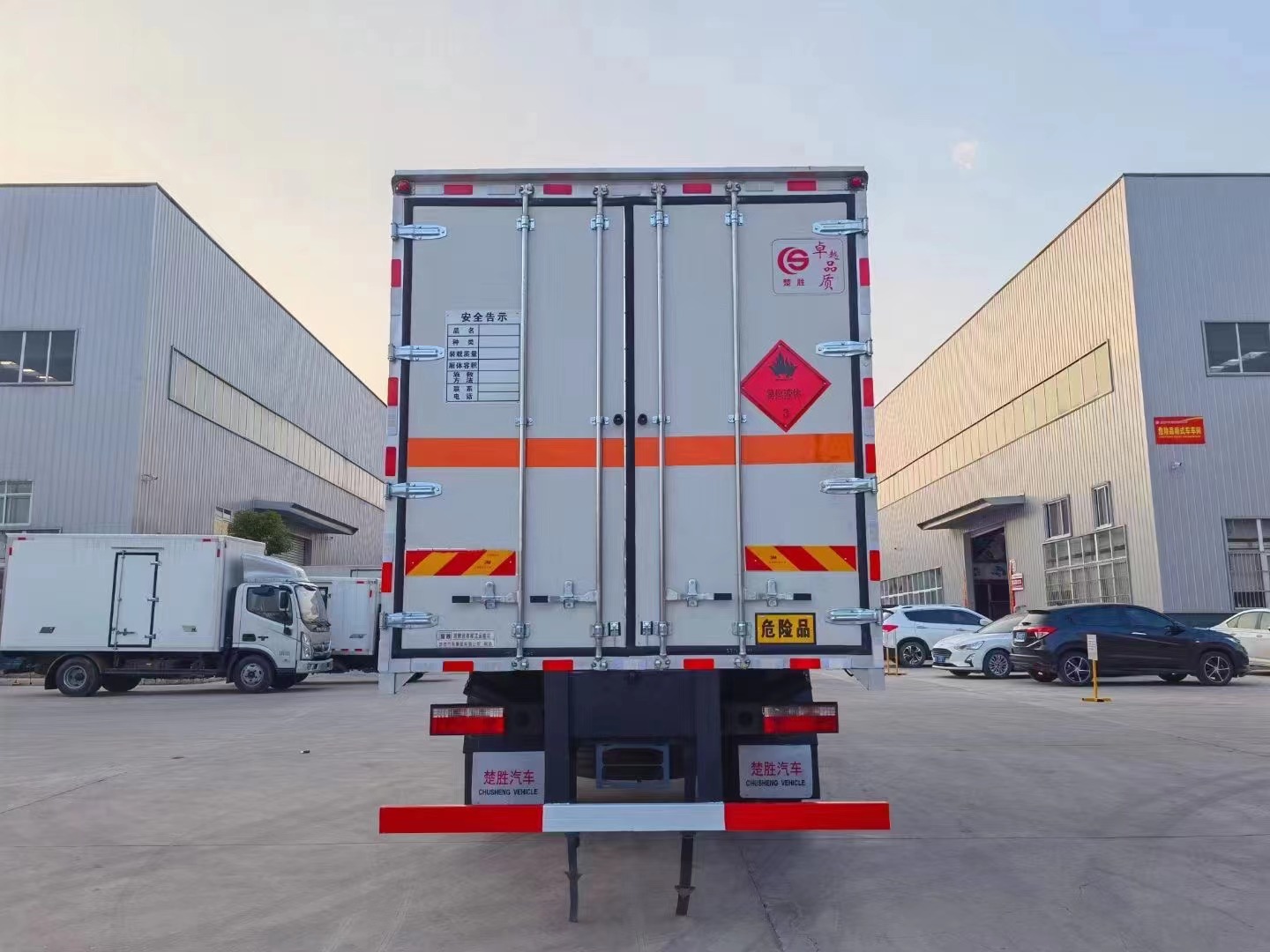 東風7米6三類危險品廂式車