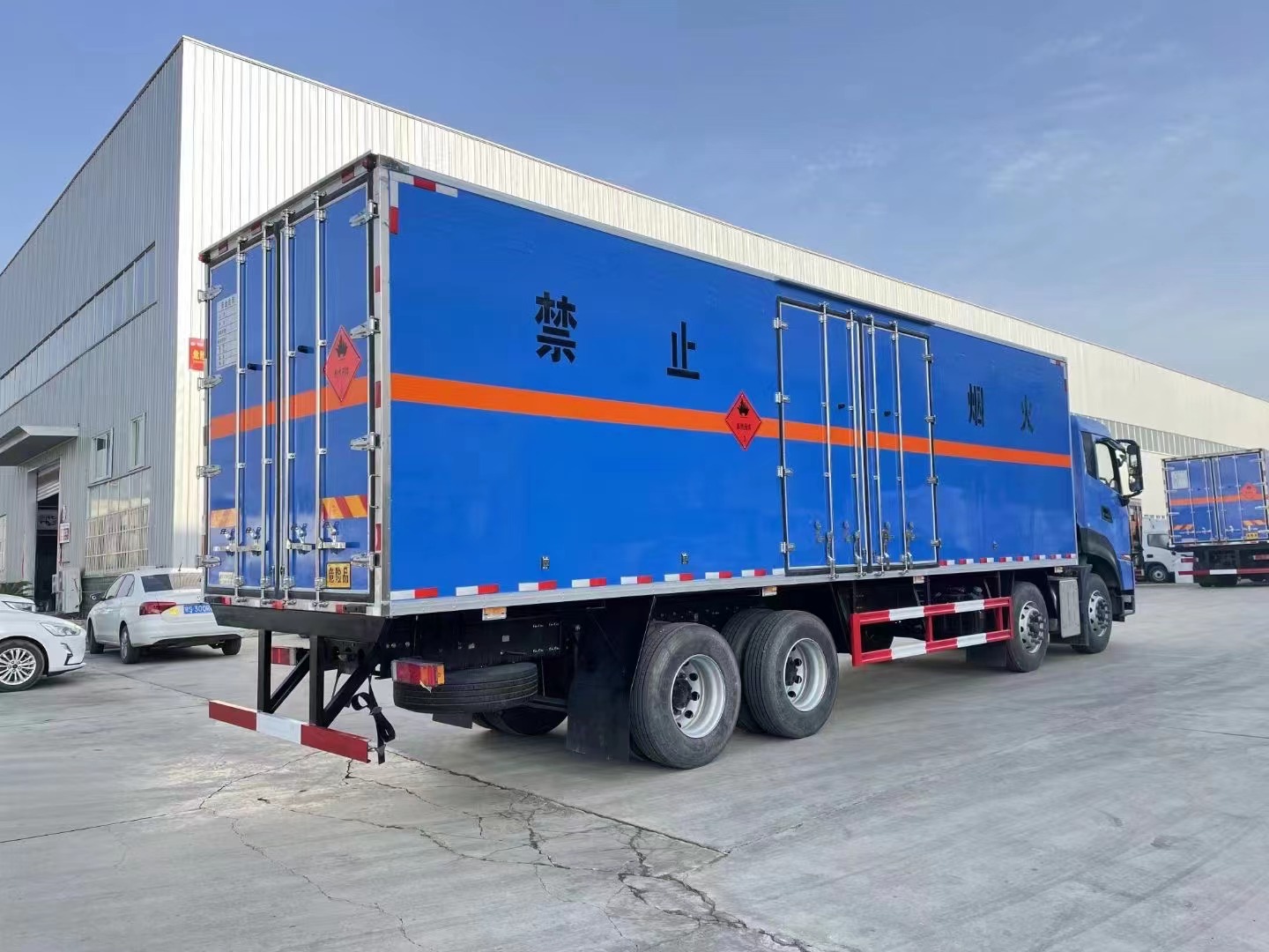 東風天龍9.4米易燃液體廂式車/甲醇廂式運輸車