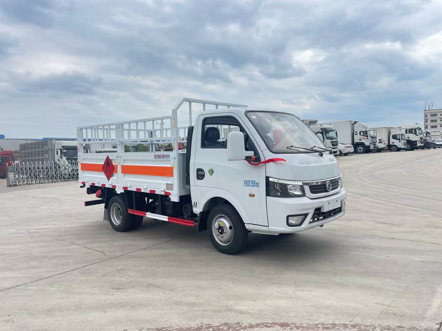 東風(fēng)途逸柴油版3.8米氣瓶運(yùn)輸車