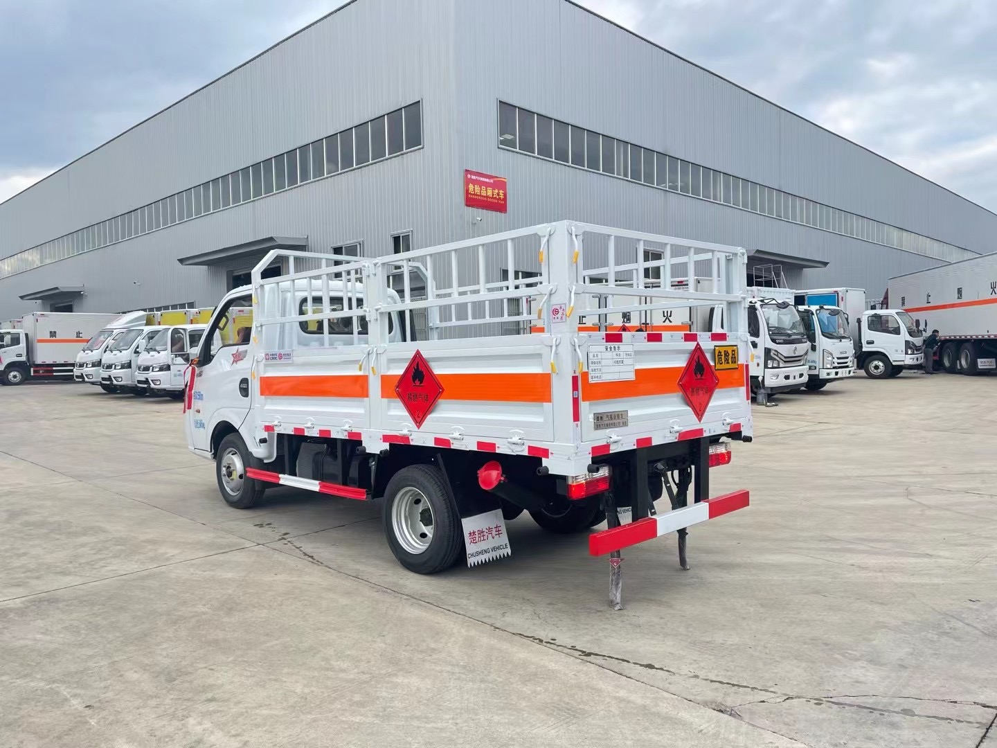 東風(fēng)途逸柴油版3.8米氣瓶運(yùn)輸車