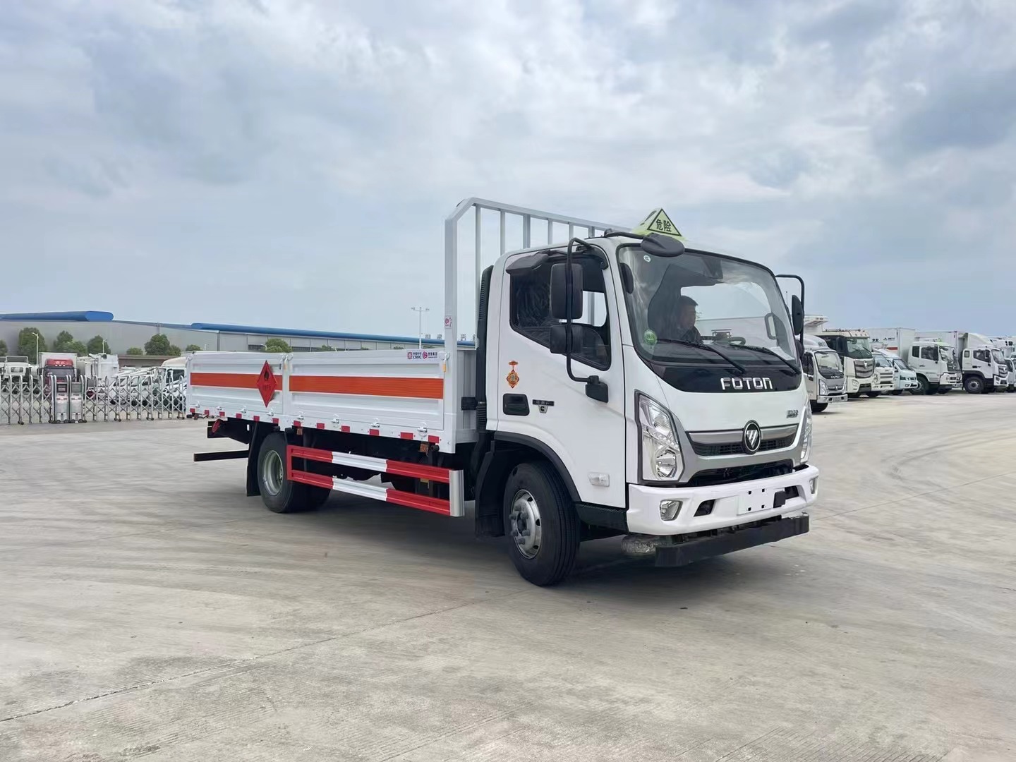 福田奧鈴4.8米氣瓶運(yùn)輸車/黃牌5噸