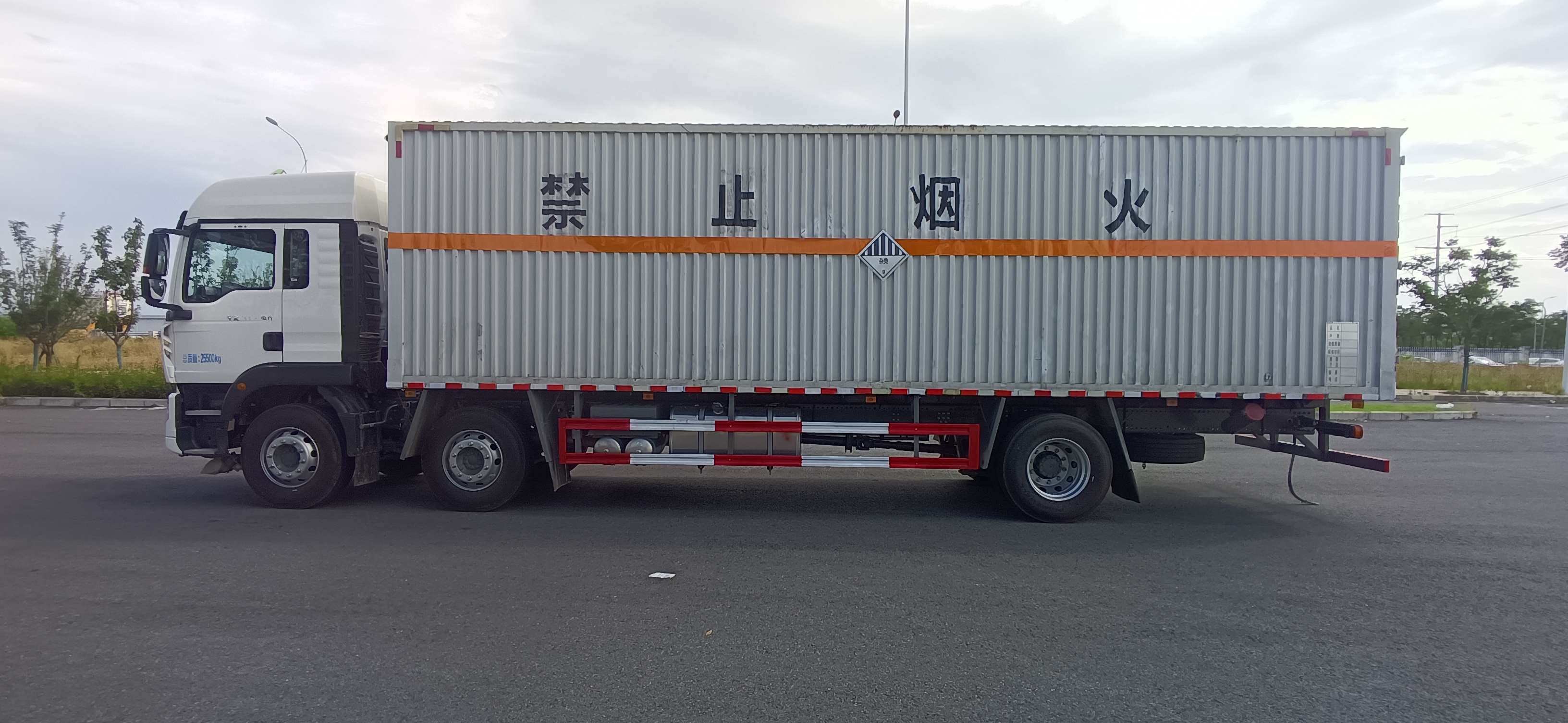 重汽豪沃小三軸9.6米雜項危險物品廂式運輸車