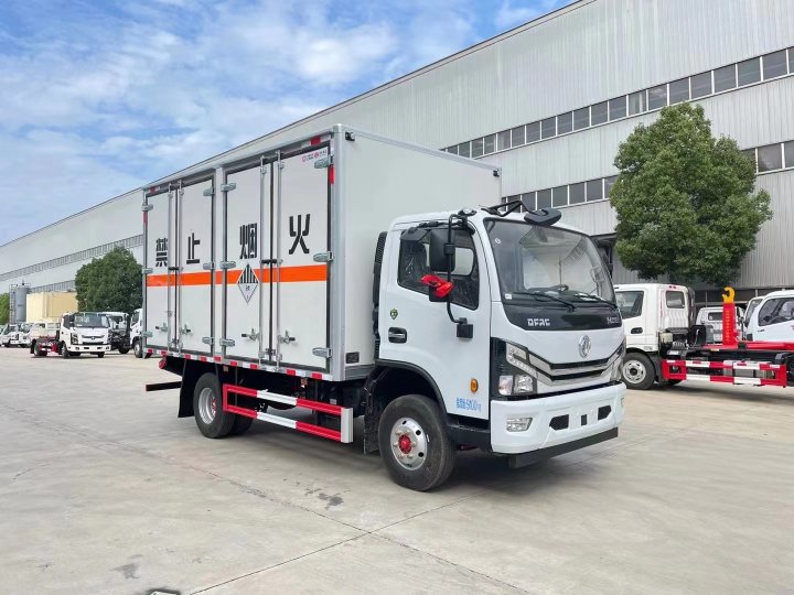 東風5噸廢礦物油運輸車