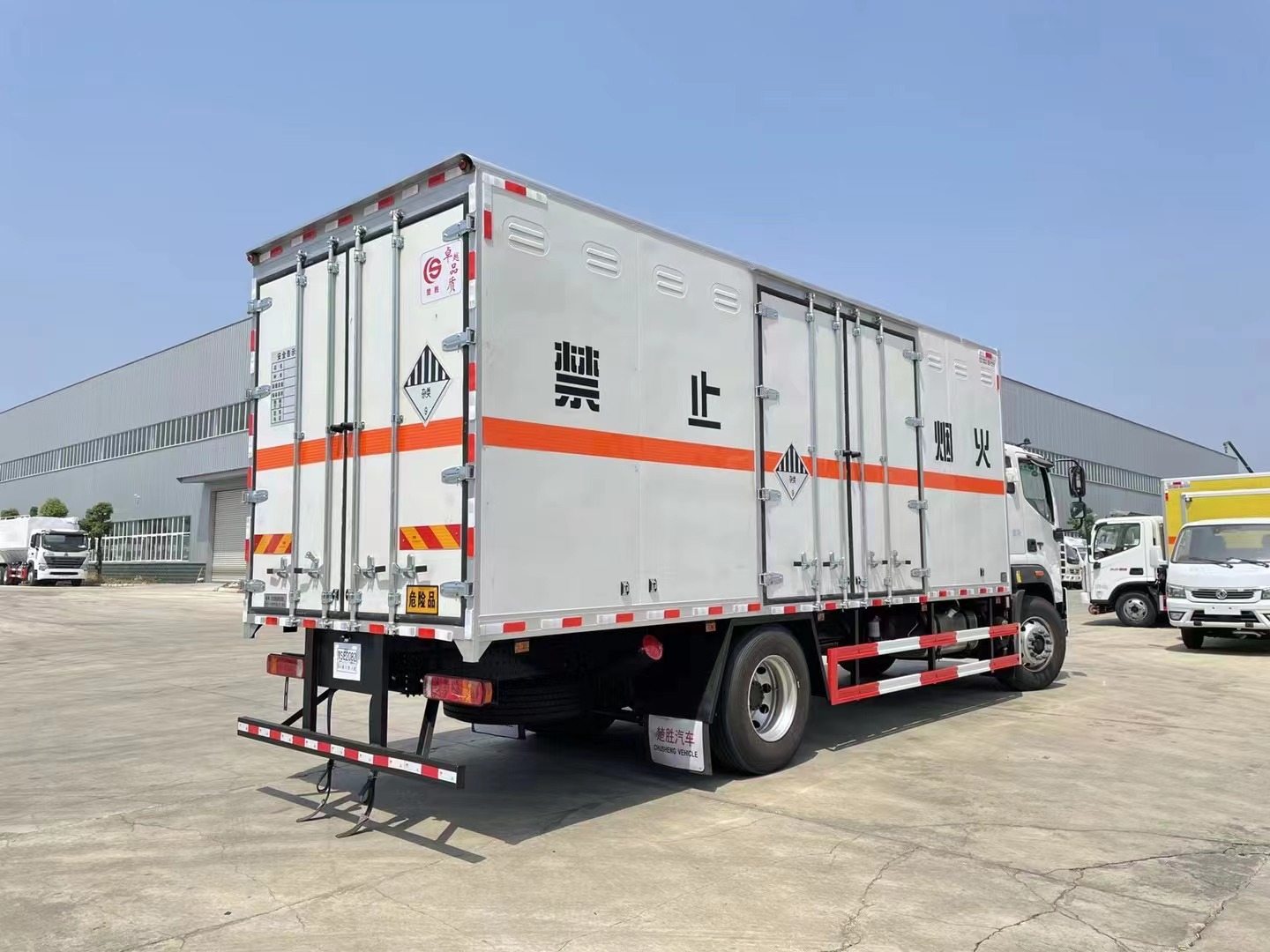 福田歐航6.8米雜項(xiàng)廂式運(yùn)輸車