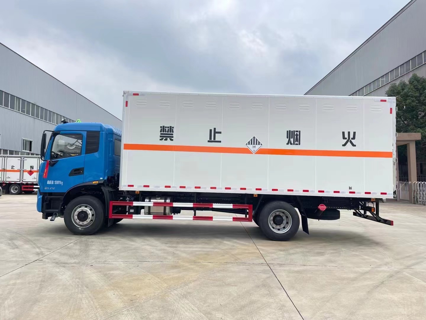 東風天錦6.8米9類危險品車