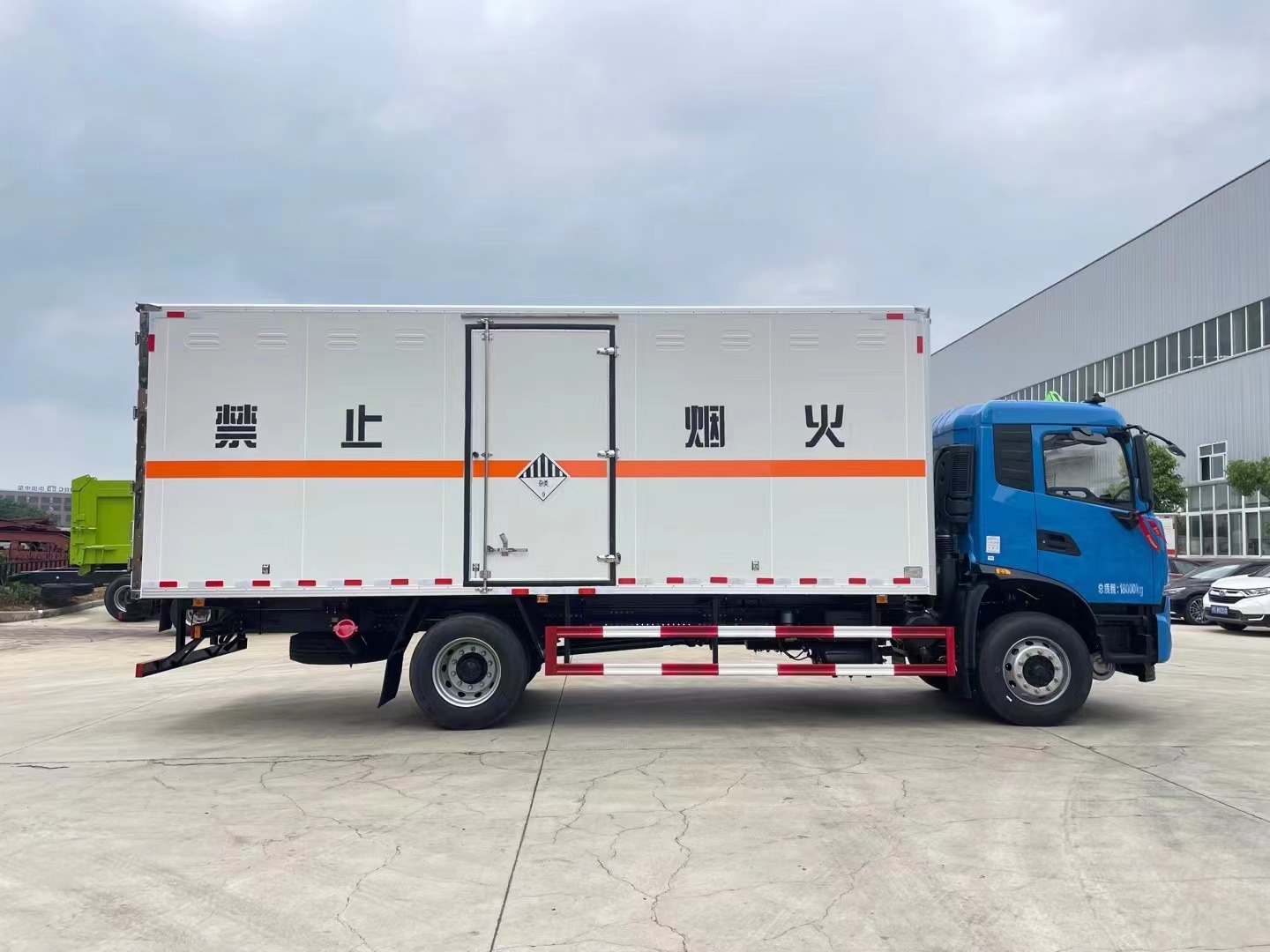 東風天錦6.8米9類危險品車