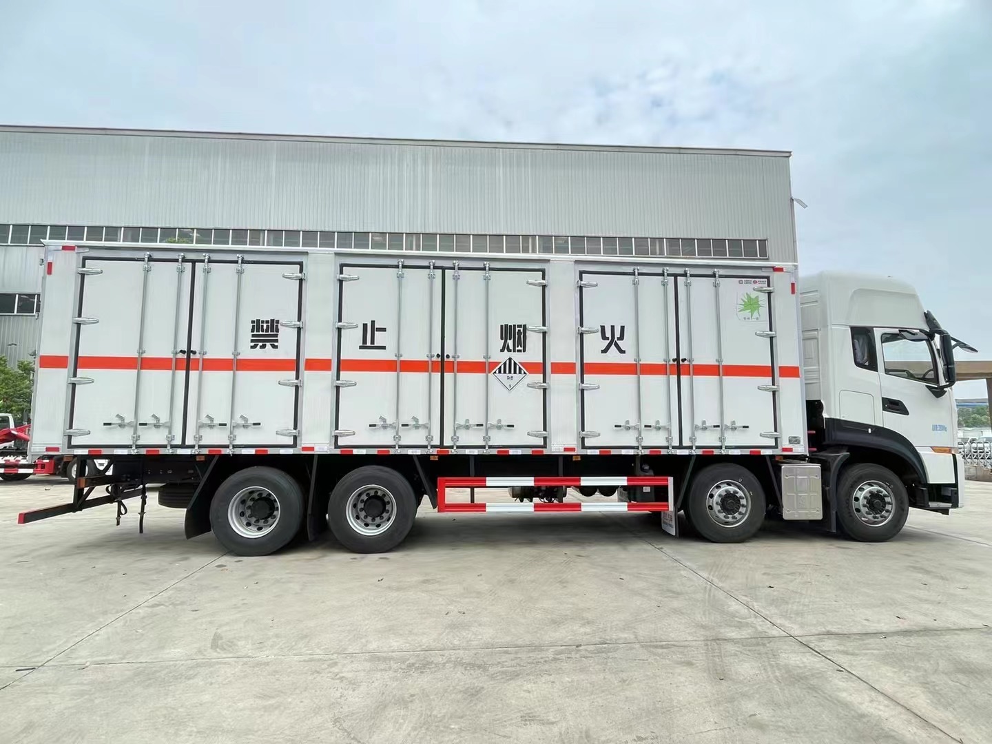 東風天龍9.4米雜項危廢車