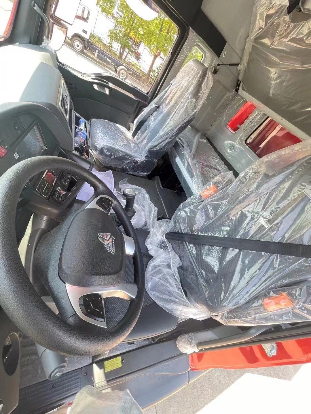 汕德卡9.5米易燃固體廂式運輸車