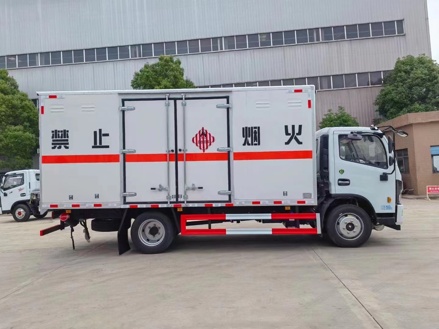 東風(fēng)多利卡（5.2米）7.2噸易燃固體廂式運(yùn)輸車