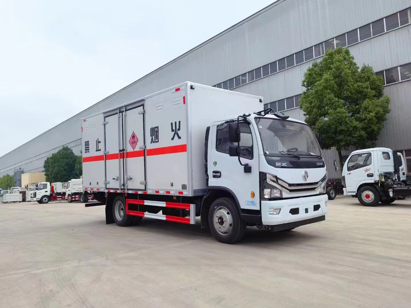 東風(fēng)多利卡（5.2米）7.2噸易燃固體廂式運(yùn)輸車