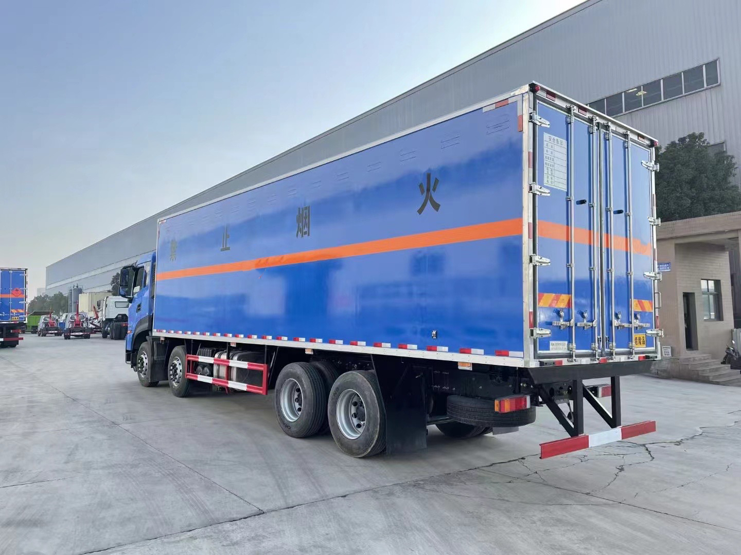 東風天龍前四后八9.4米腐蝕性廂式車