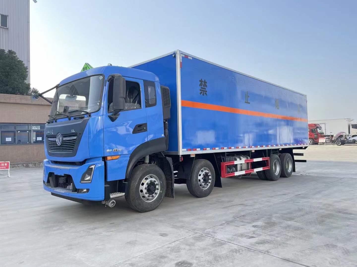 東風天龍前四后八9.4米腐蝕性廂式車