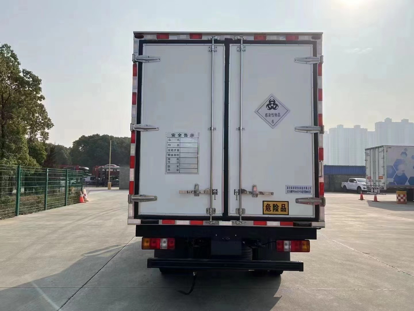 五十鈴藍(lán)牌醫(yī)療廢物轉(zhuǎn)運(yùn)車(chē)