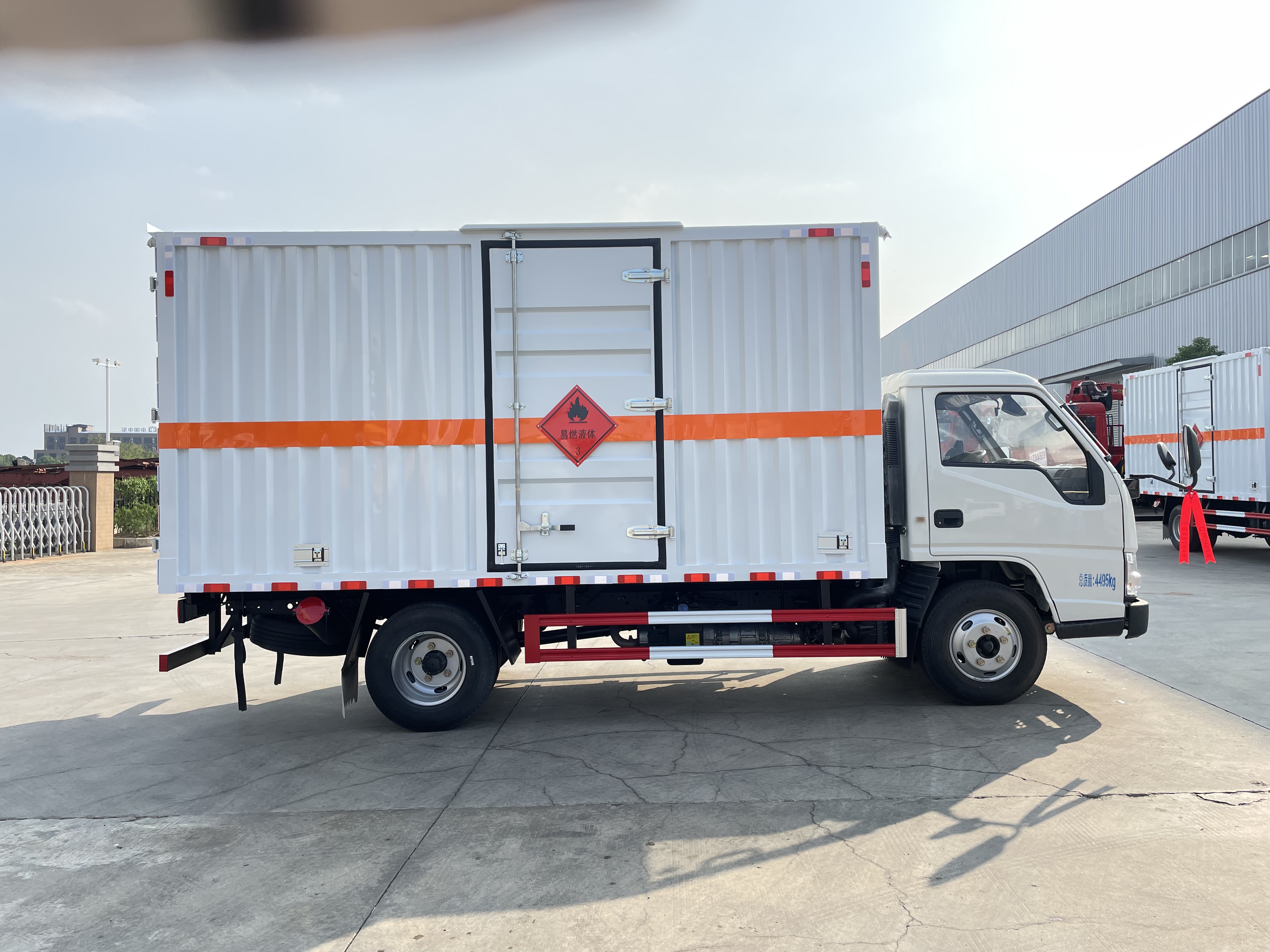 江鈴順達藍牌4.2米易燃液體廂式運輸車