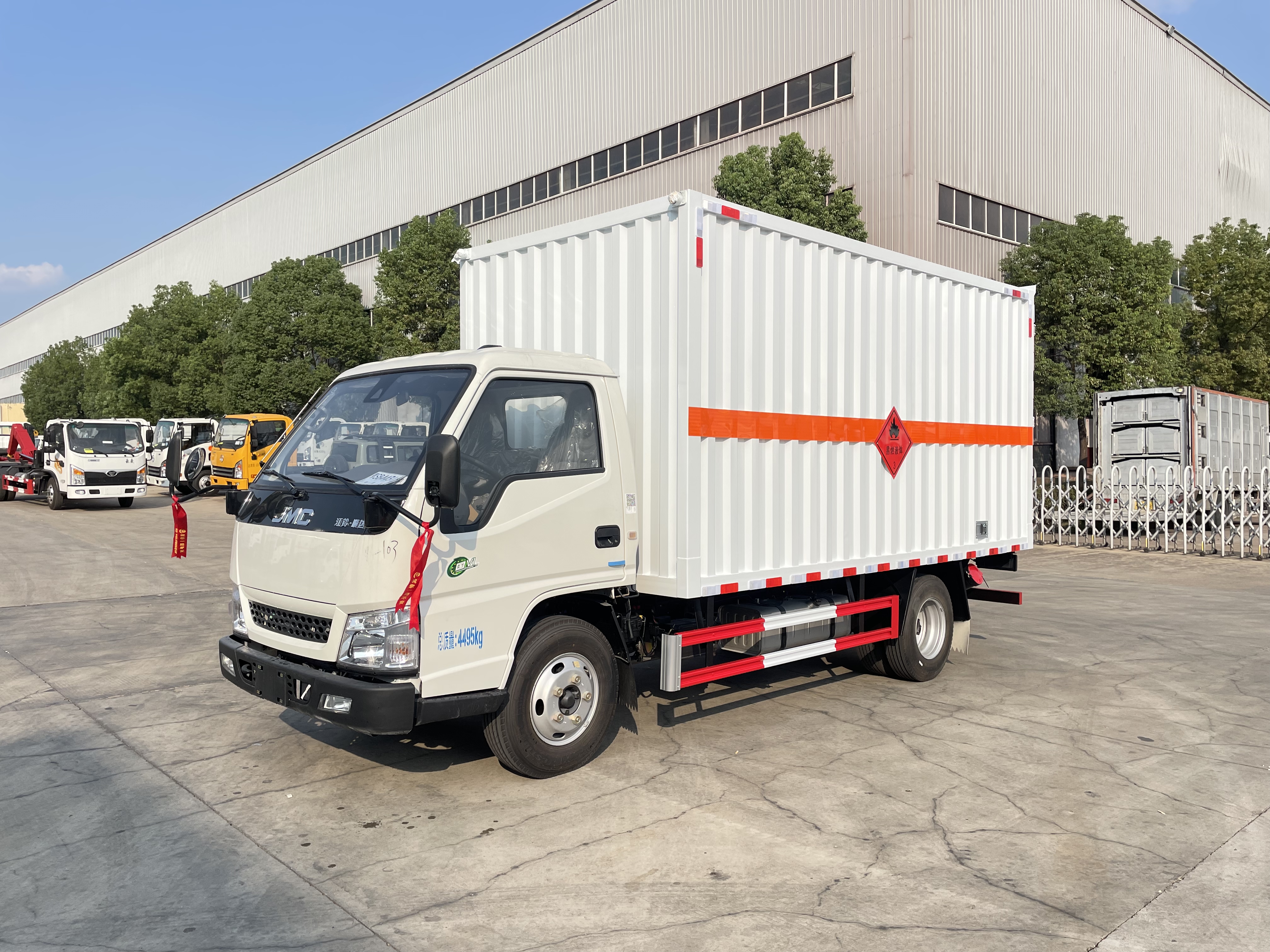 江鈴順達藍牌4.2米易燃液體廂式運輸車