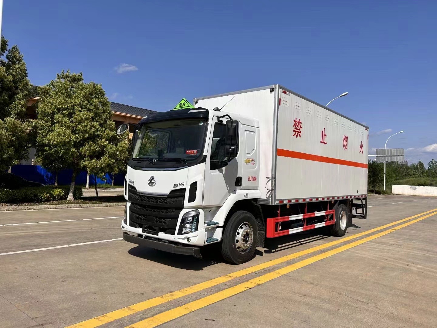 柳汽乘龍6.8米雜項(xiàng)危險(xiǎn)物品廂式車