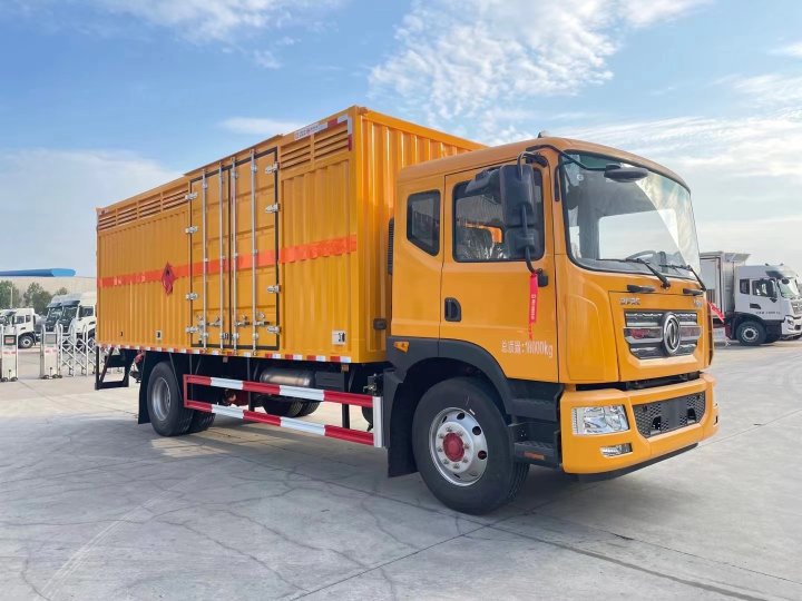 東風多利卡7.6米氣體廂式車