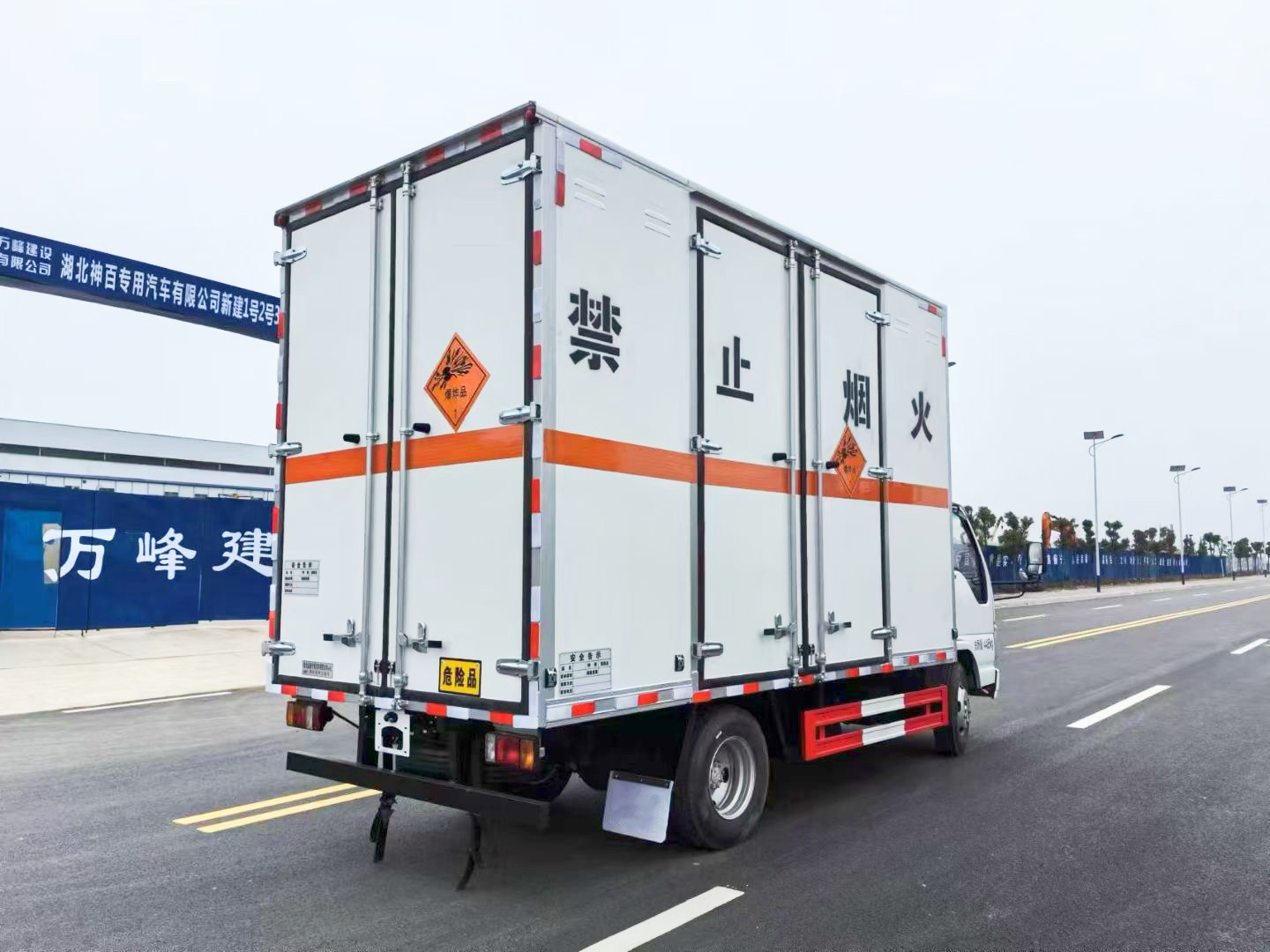 慶鈴五十鈴藍牌爆破器材運輸車