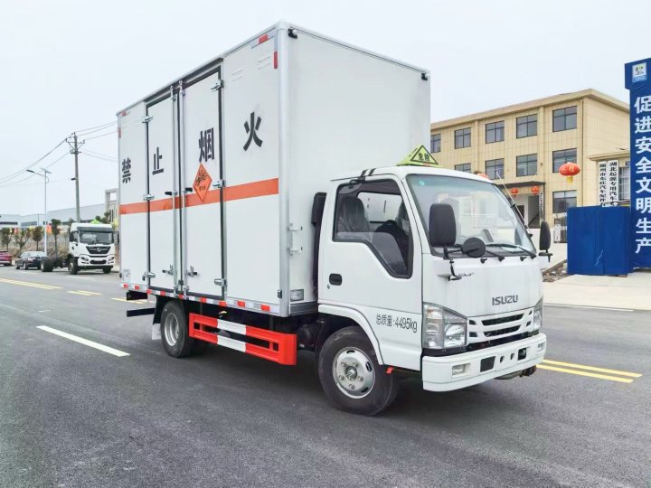 慶鈴五十鈴藍(lán)牌爆破器材運(yùn)輸車