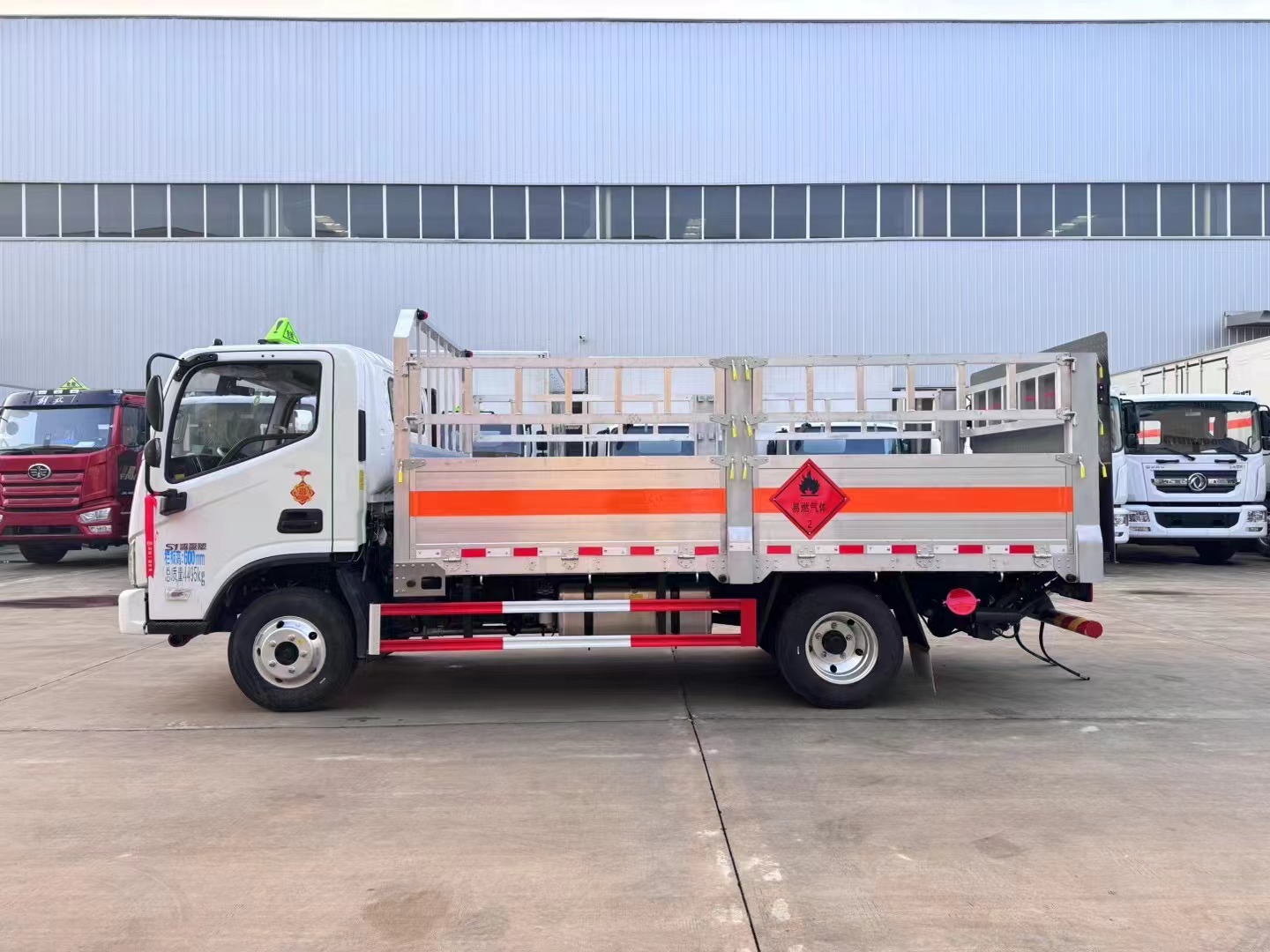 歐馬可康機(jī)藍(lán)牌氣瓶運(yùn)輸車