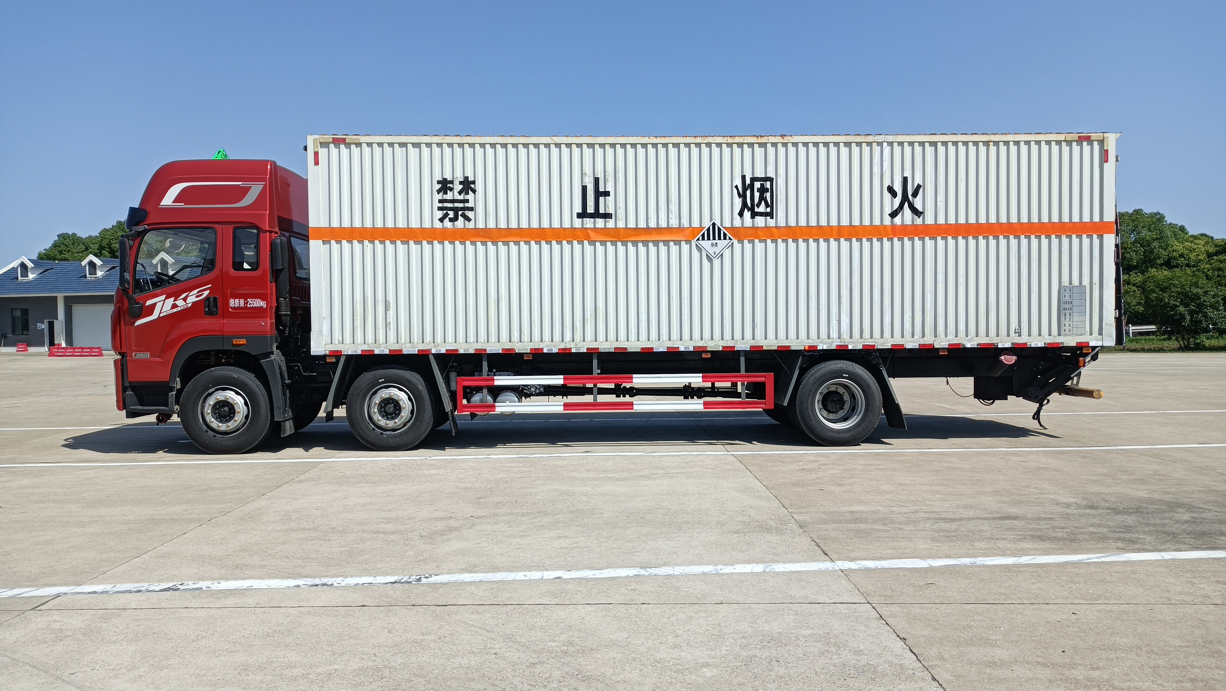 長春解放9.6米雜項危險物品廂式車