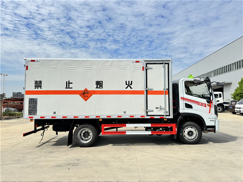 5.2米東風(fēng)華神DV3炸藥車