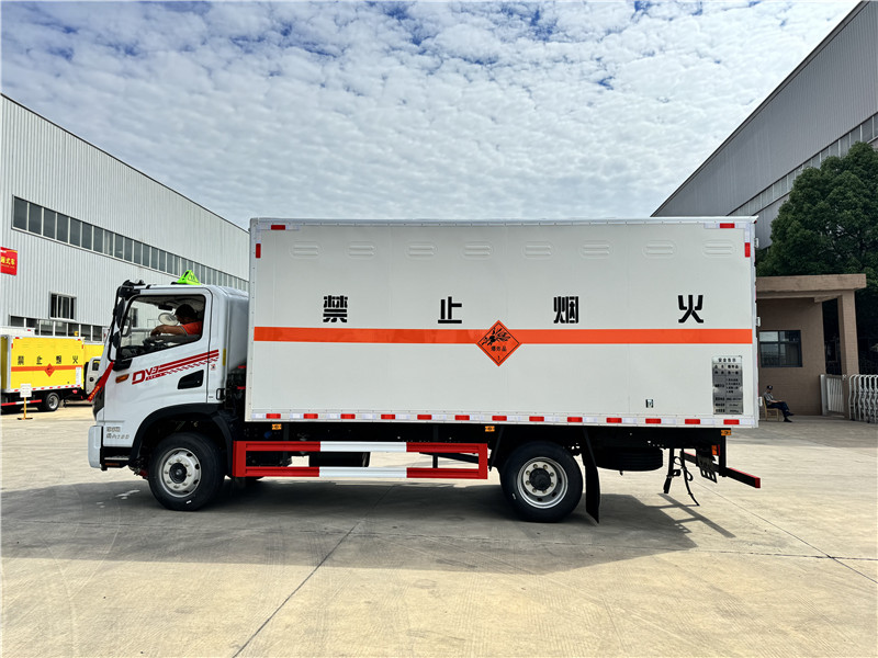 5.2米東風(fēng)華神DV3炸藥車