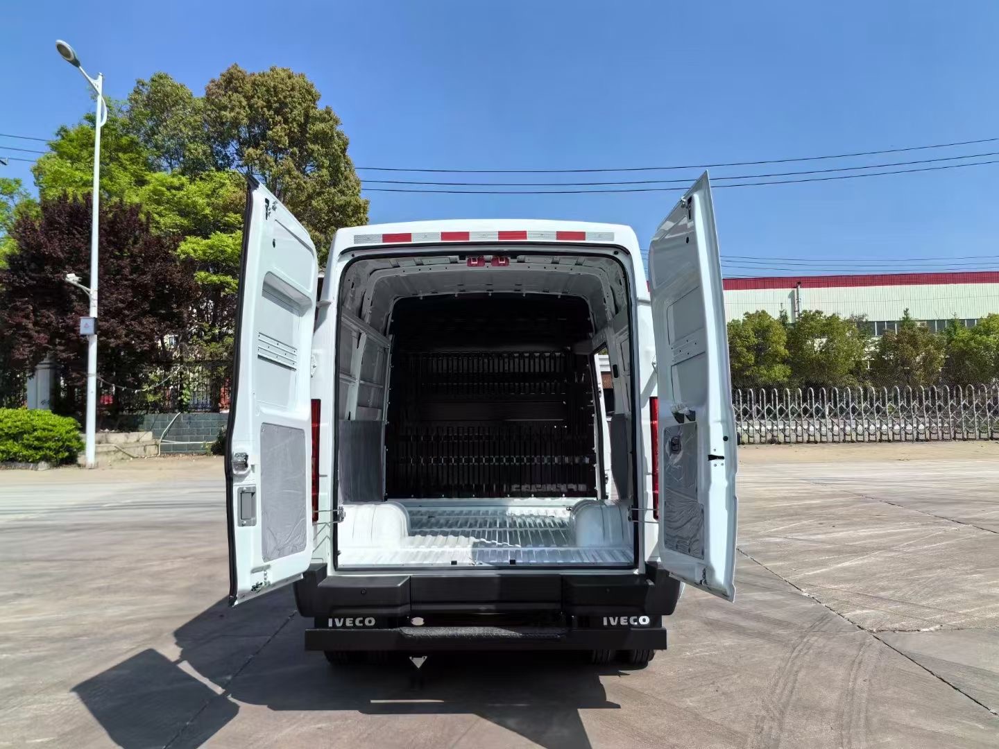 依維柯面包式氣體氣瓶危險(xiǎn)品運(yùn)輸車