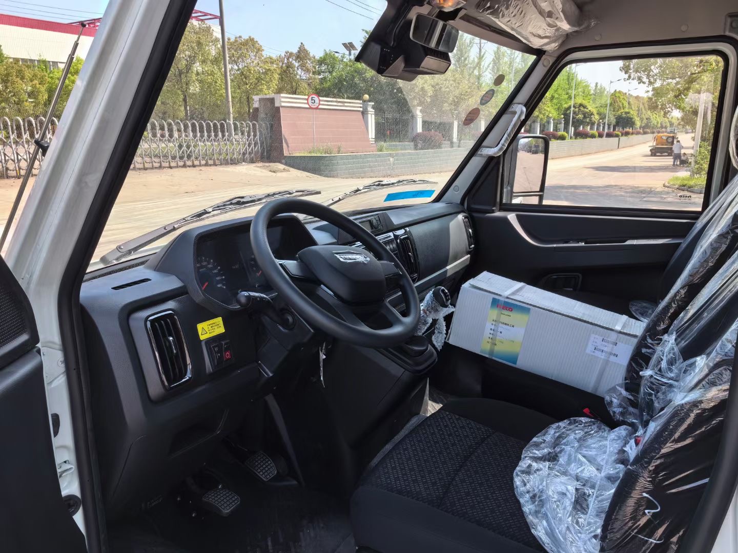 依維柯面包式氣體氣瓶危險(xiǎn)品運(yùn)輸車