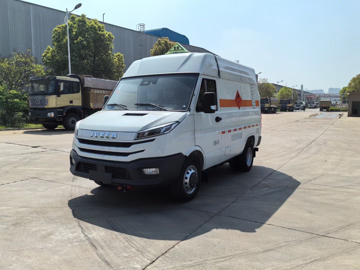 依維柯面包式氣體氣瓶危險(xiǎn)品運(yùn)輸車